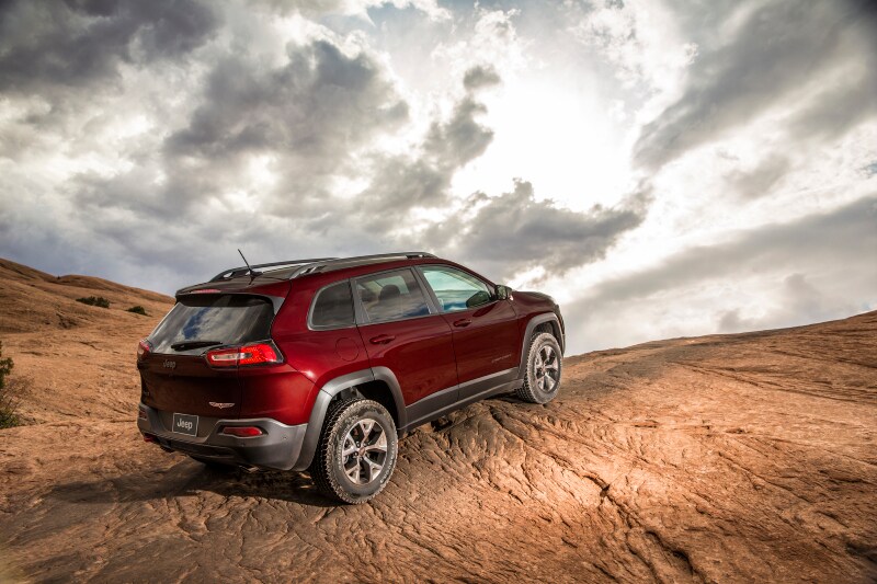 2018-Jeep-Cherokee-Trailhawk-dark-red.png