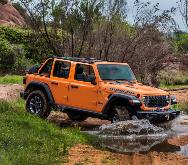 2025 Jeep Wrangler off-roading in muddy conditions in new exterior paint color Joose