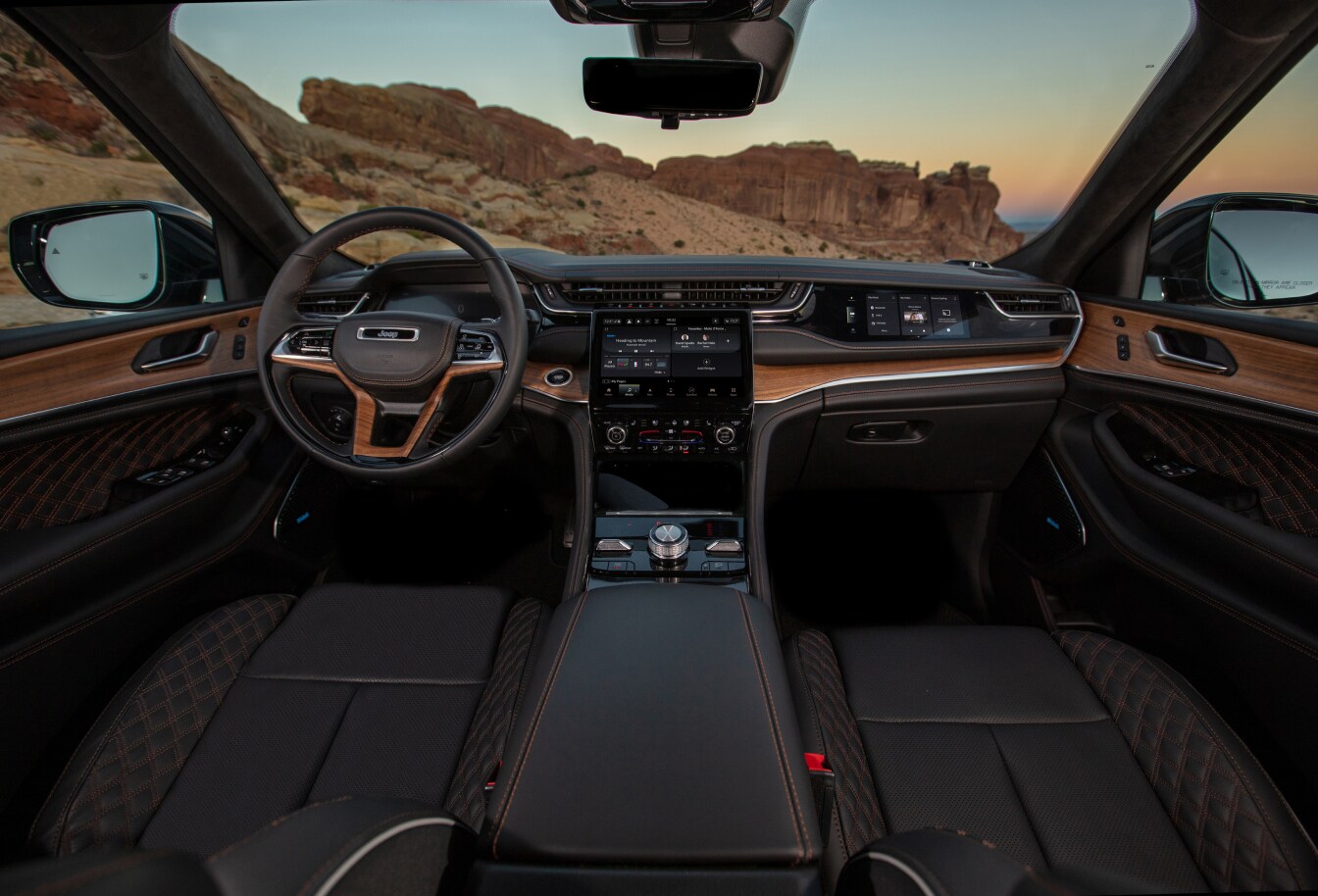 Dashboard Interior view of a 2025 Jeep Grand Cherokee Summit Reserve