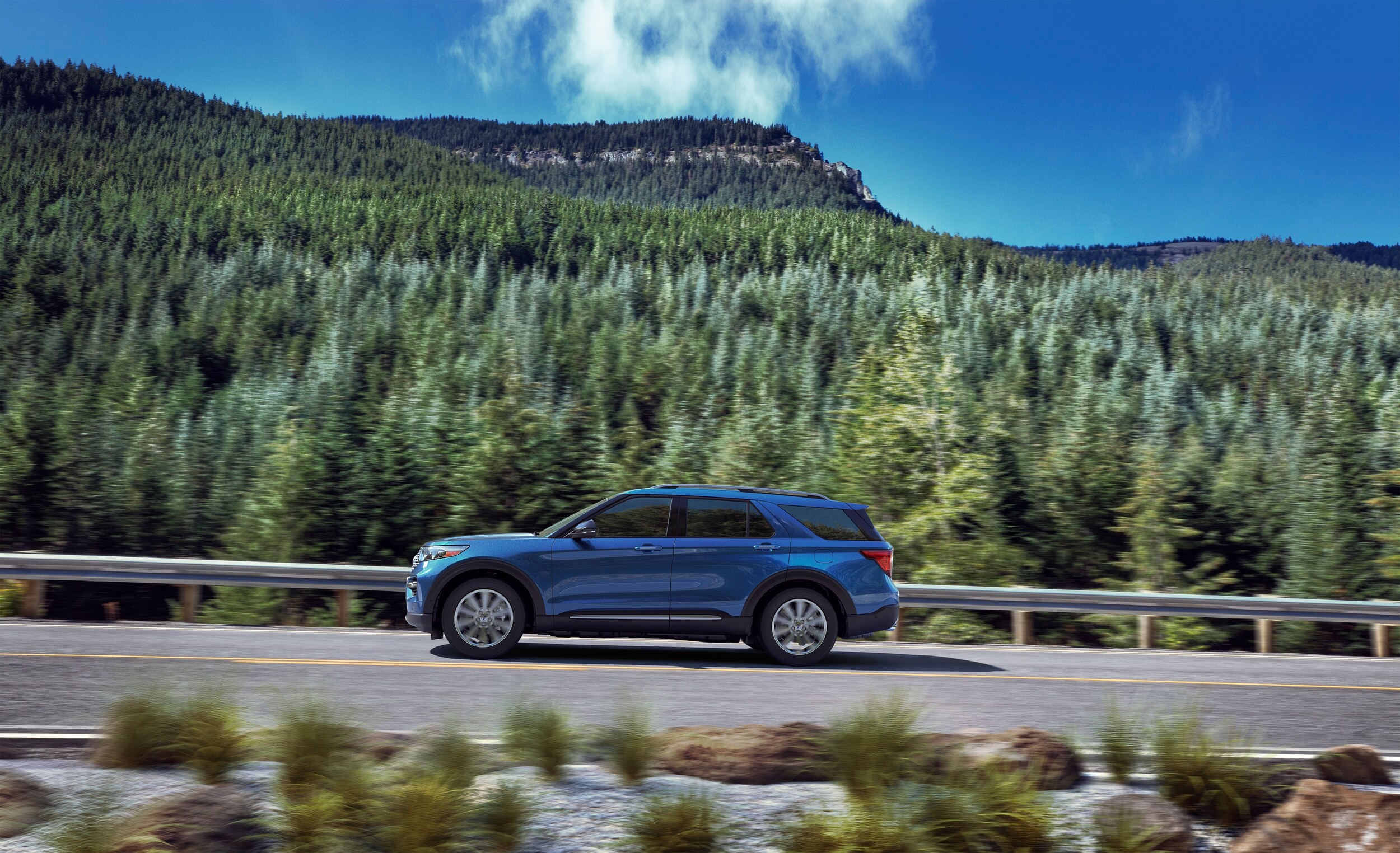 2021-Ford-Explorer-LTDhybrid-SUV-L03.jpg
