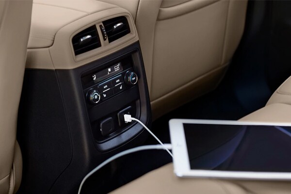 2019 Buick Envision Rear USB Ports Tablet Connecting to USB ports in the back seat of the 2019 Buick Envision
