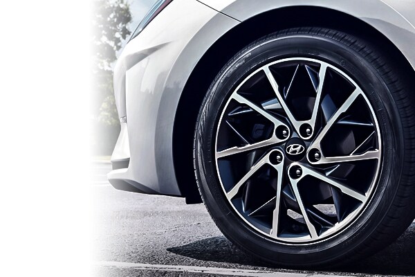 2020 Hyundai Elantra 17-inch alloy wheel