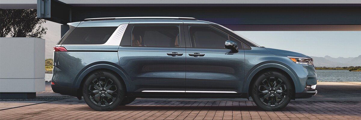 2022 Kia Carnival side view