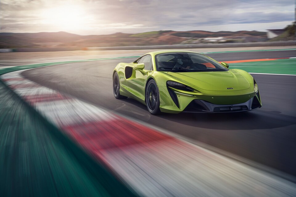 2022-McLaren-Artura-Green-Sedan-L06.jpeg