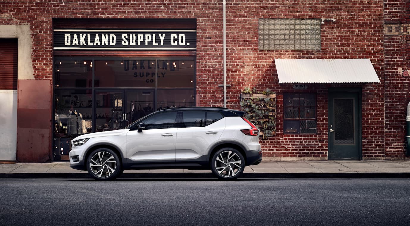 2021 Volvo XC40 side shot