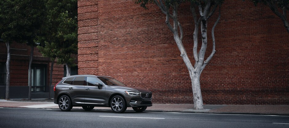 2018 Volvo XC60 T6 Grey 2018 Volvo XC60 T6 on street