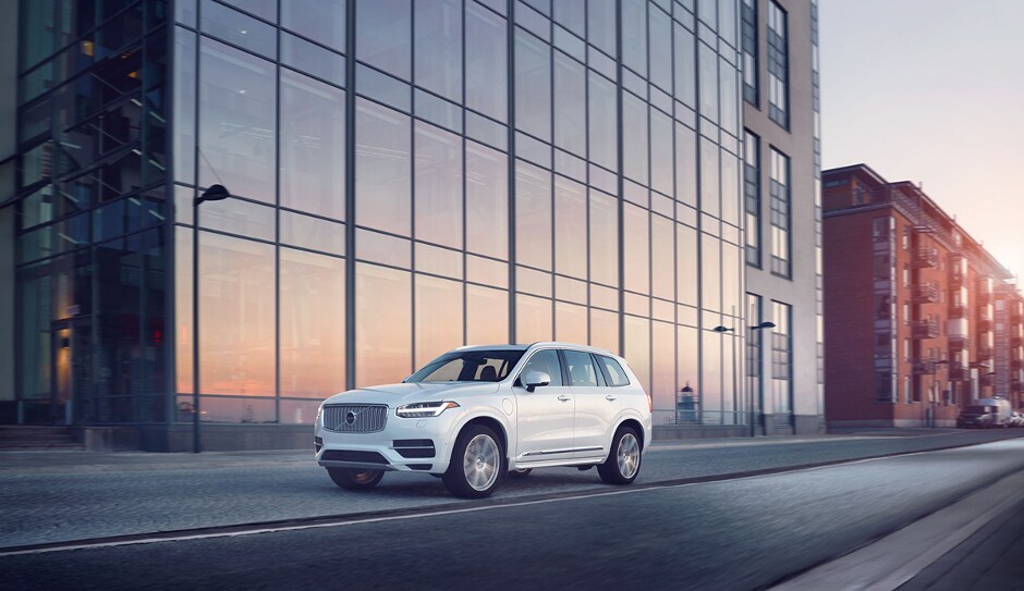 2018 Volvo XC90 T8 White 2018 Volvo XC90 T8 on street