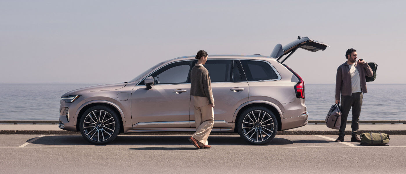 2025 Volvo XC90 Exterior Couple Loading Trunk