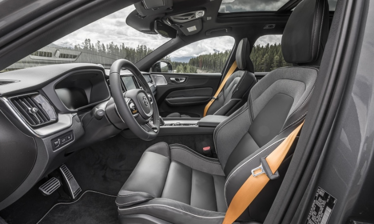2020 volvo XC60 Interior side view of the fron seats .jpg