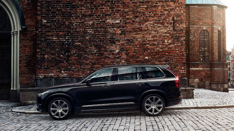 volvo-xc90-parked-sideways.jpg