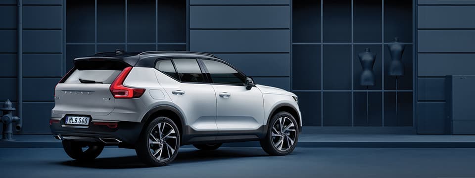 2019 Volvo XC40 Exterior A 2019 Volvo XC40 parked sideways on a dark street.