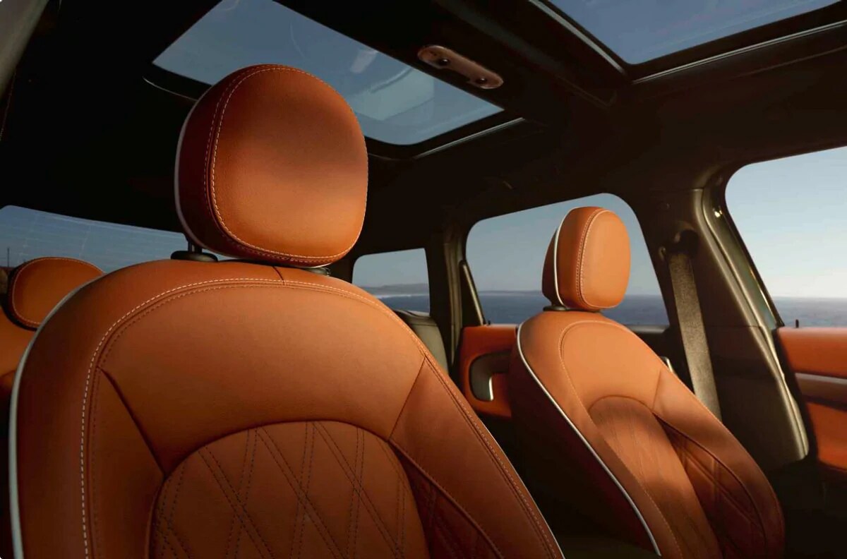 The MINI Countryman SAV's leather upholstery in the front seats.