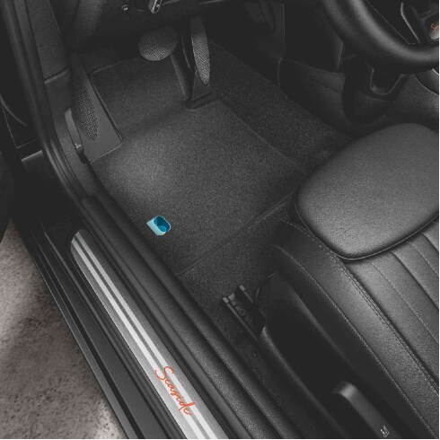 10.jpg Closeup view of the interior of a MINI Cooper S Convertible Seaside Edition, particularly the door sills with the SEASIDE 30 insignia in brushed alloy and the floor mat piercing.