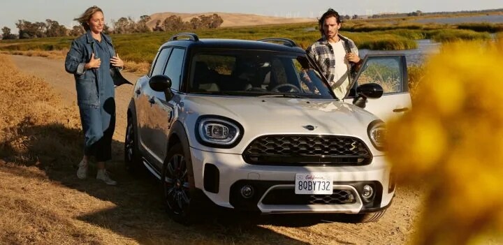 A couple enjoying an offroading trip in their Countryman Plug-in Hybrid.