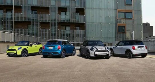 The MINI Hardtop 2 Door, MINI Hardtop 4-door, MINI Hardtop Convertible, and MINI Electric Hardtop 2 Door parked in a courtyard