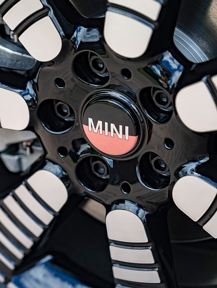 7.jpg Closeup view of a light alloy wheel and wheel cap with MINI branding on it.
