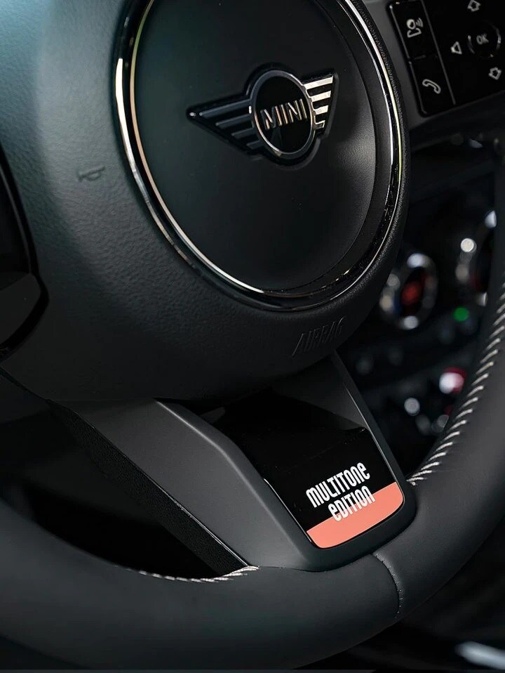6.jpg Closeup view of the Nappa Leather Steering Wheel in Piano Black.