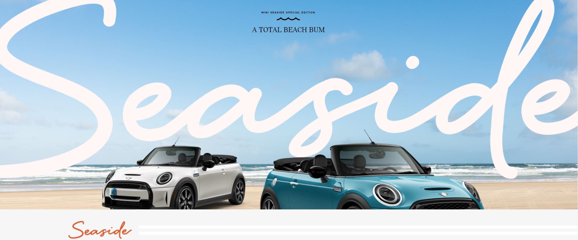 1..JPG Two MINI Seaside Edition vehicles, one in Caribbean Aqua, one in Nanuq White, parked side-by-side on a beach with the word Seaside in the background.