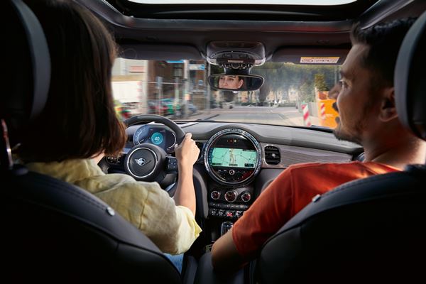 7.Alt Look over the right shoulder of a woman driving her 2022 MINI Hardtop 2 Door.jpg Look over the right shoulder of a woman driving her MINI Hardtop 2 Door.
