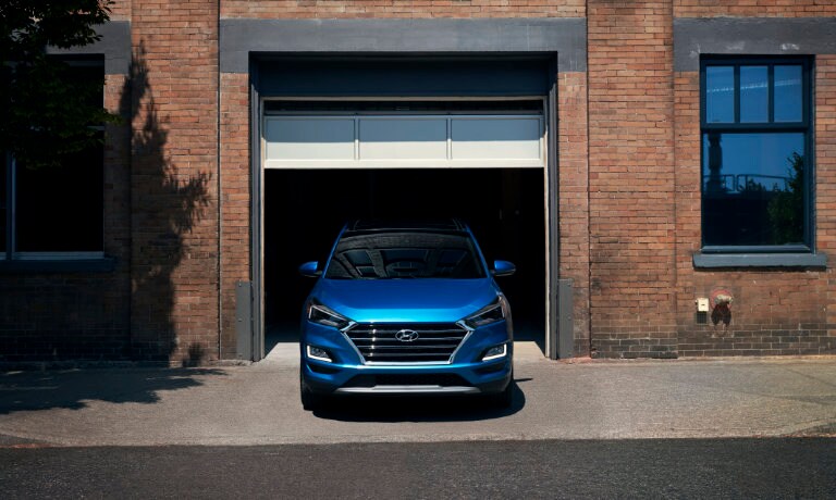 19hyundai_tucson_pullingoutofgarage_5x3