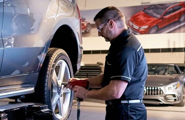 Mercedes-benz_service_technician_servicing_a_Mercedes-Benz_o.jpg