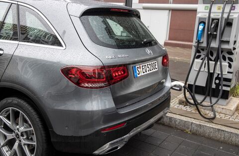 2020_MB_GLC_350e_4matic_rear_fascia_charging_o.jpg