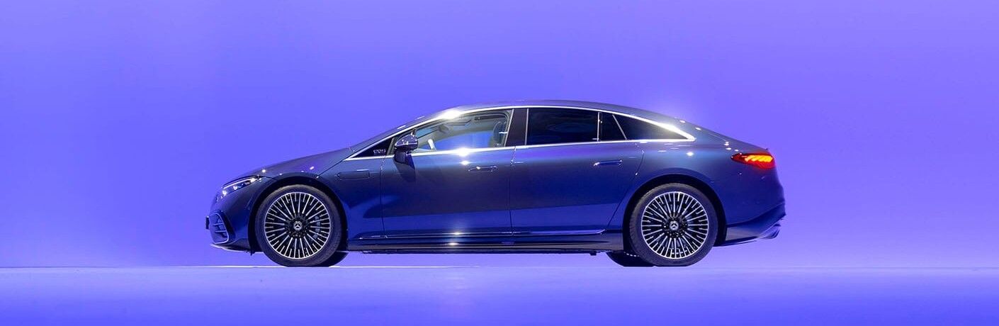 2022_Mercedes-Benz_EQS_from_passenger_side_o_1.jpg