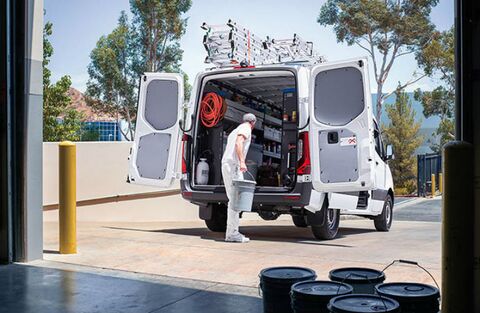 2020_MB_Sprinter_VAn_exterior_rear_worker_getting_supplies_out_of_cargo_area_o.jpg