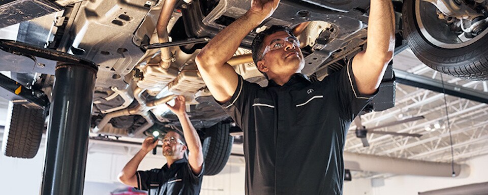 Mercedes-Benz Express Service Mercedes-Benz technicians performing Express Service