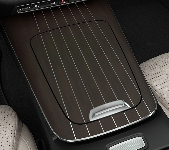 Close-up of the black ash wood console lid in the E-Class
