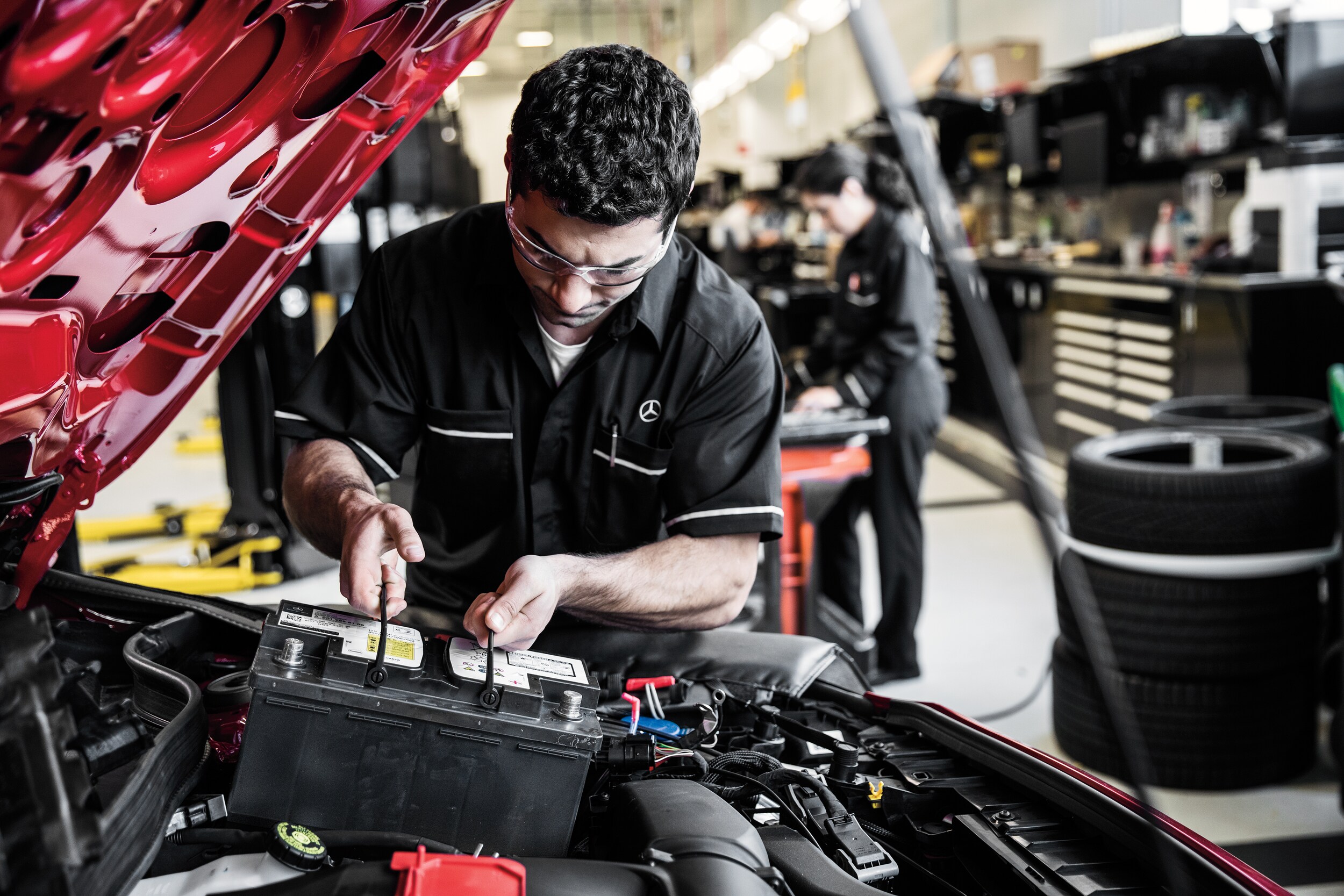 mercedes-benz service technician replacing a car battery