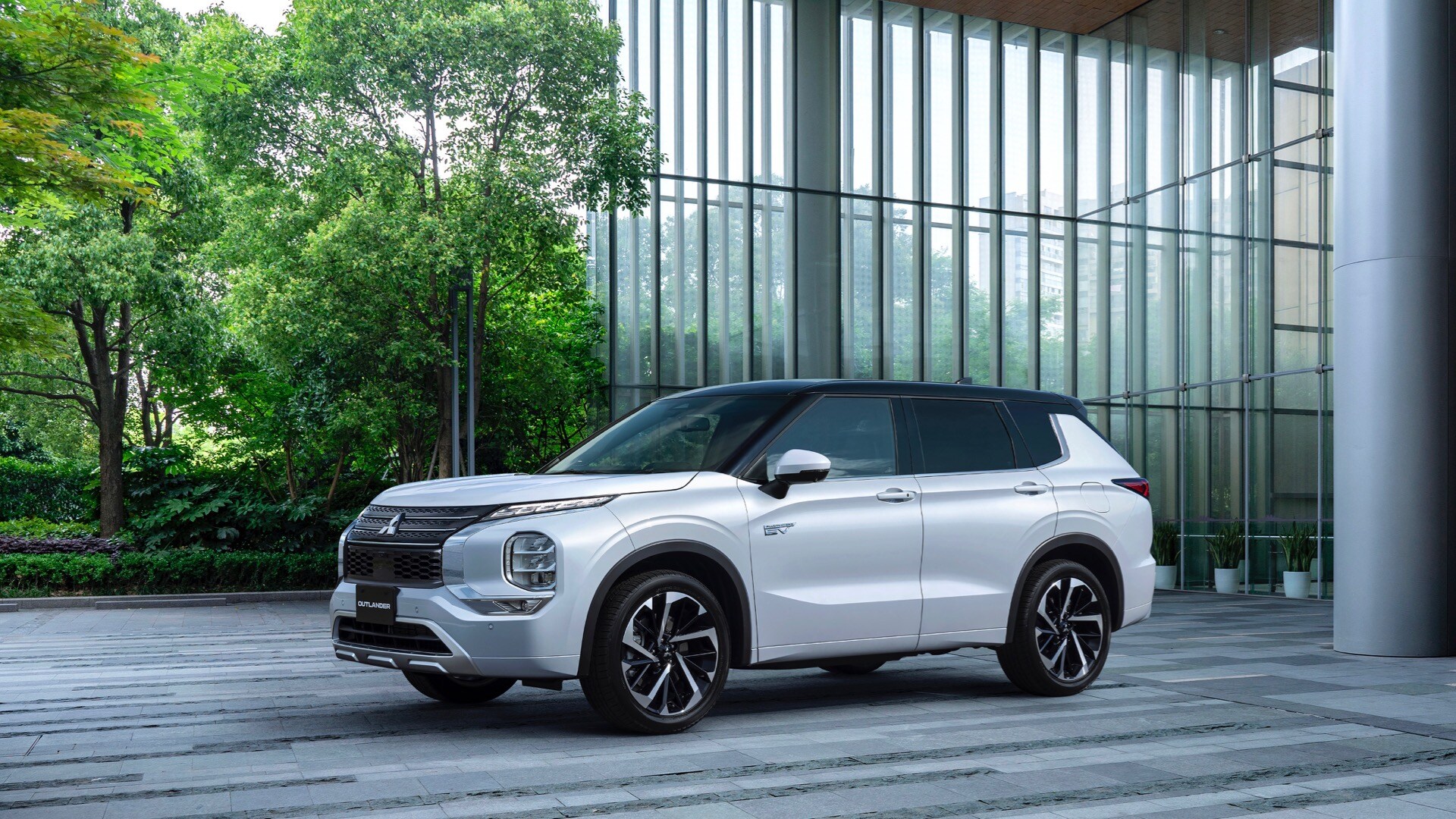 2023-mitsubishi-outlander-plug-in-hybrid_100812975_h.jpg
