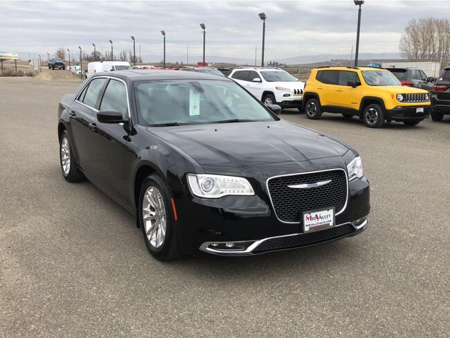 2018 CHRYSLER 300 TOURING shown