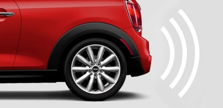 Image displaying how the ultrasonic sensor alerts the driver of the MINI being too close to another object