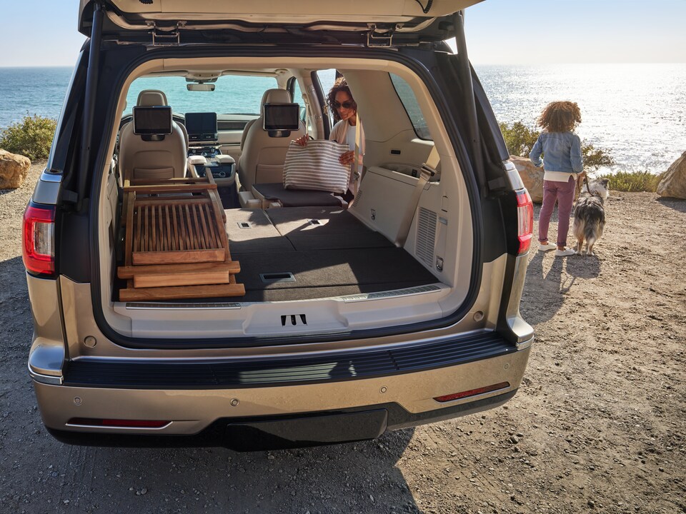lincoln navigator on beach.png