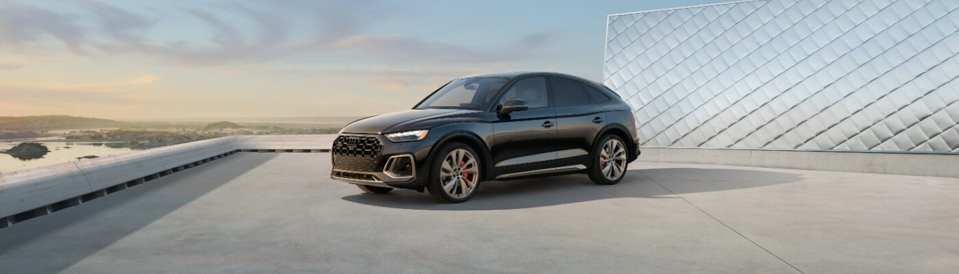 Audi SQ5 Audi SQ5 Sportback Magnesium-Edition parked on a concrete rooftop