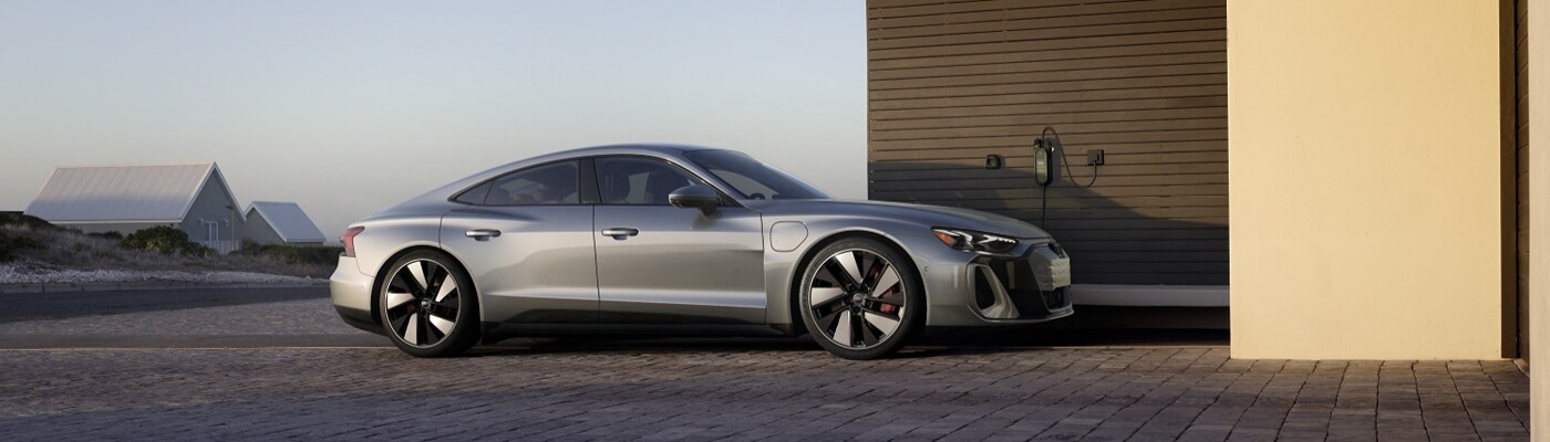 Audi e-tron GT Audi S e-tron GT parked next to a charging 
station