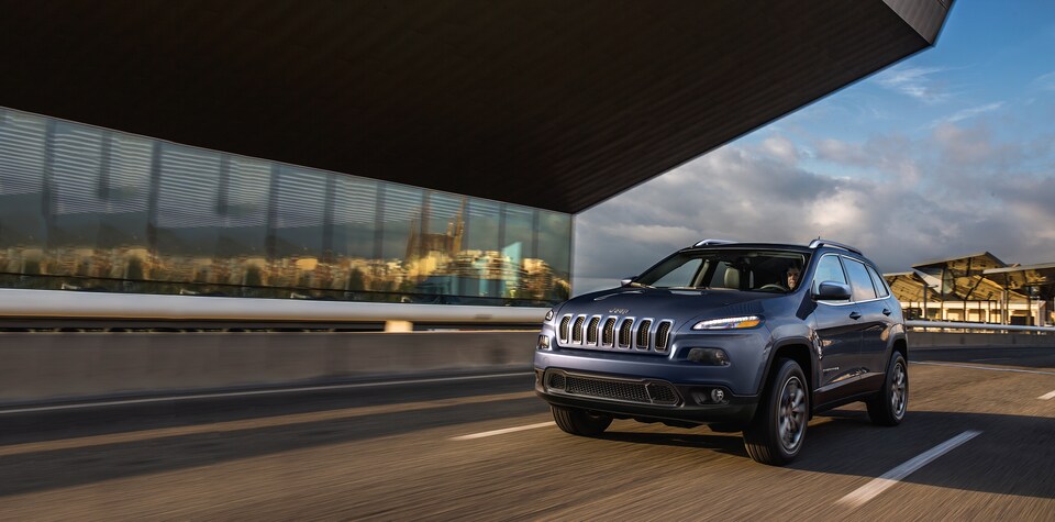 2018-Jeep-Cherokee-LatitudePlus-SUV-L01.png