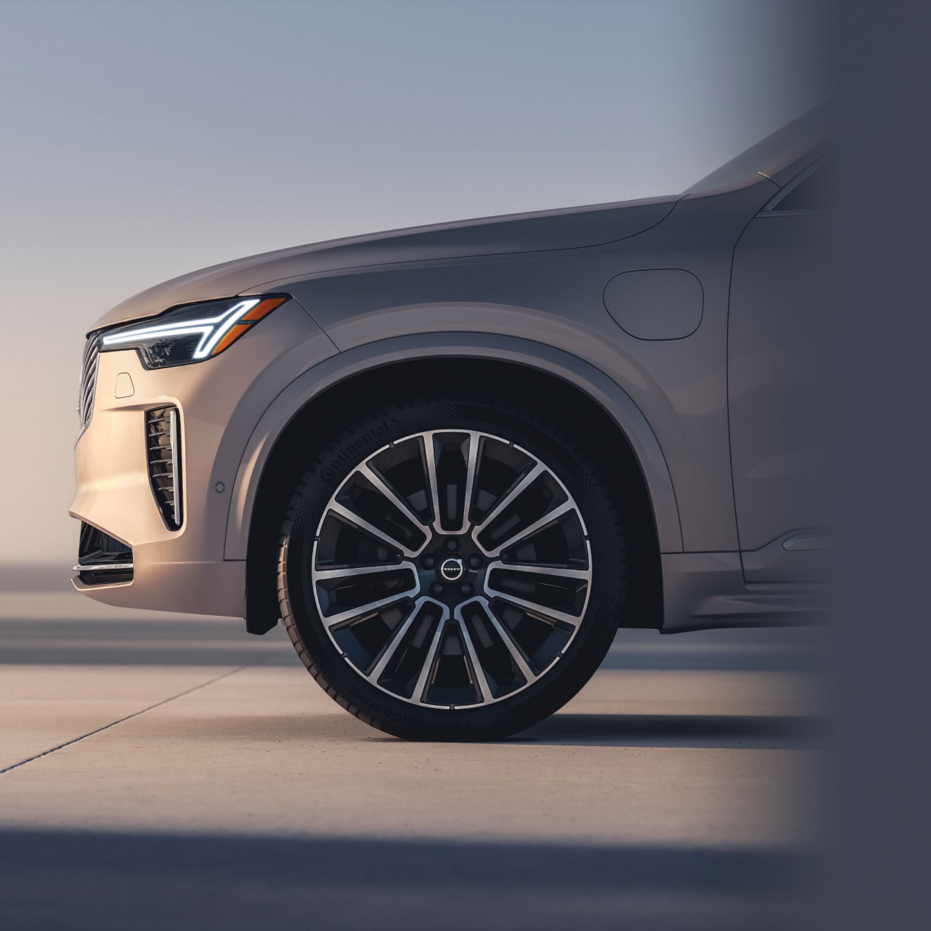 Volvo XC90 vs. BMW X5: Hybrid Comparison