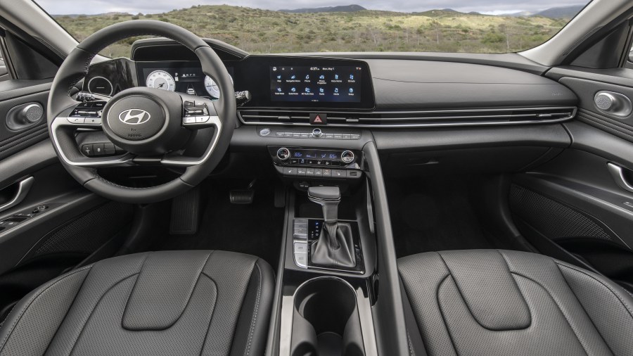 Hyundai Elantra Interior Features hyundai-elantra-interior-features