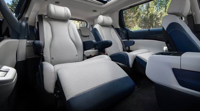 Kia Carnival Hybrid Second-Row Captain's Chairs Kia Carnival Hybrid Second-Row Captain's Chairs