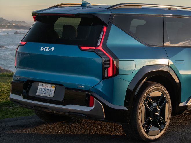 Kia EV9 rear compare EV9 rear