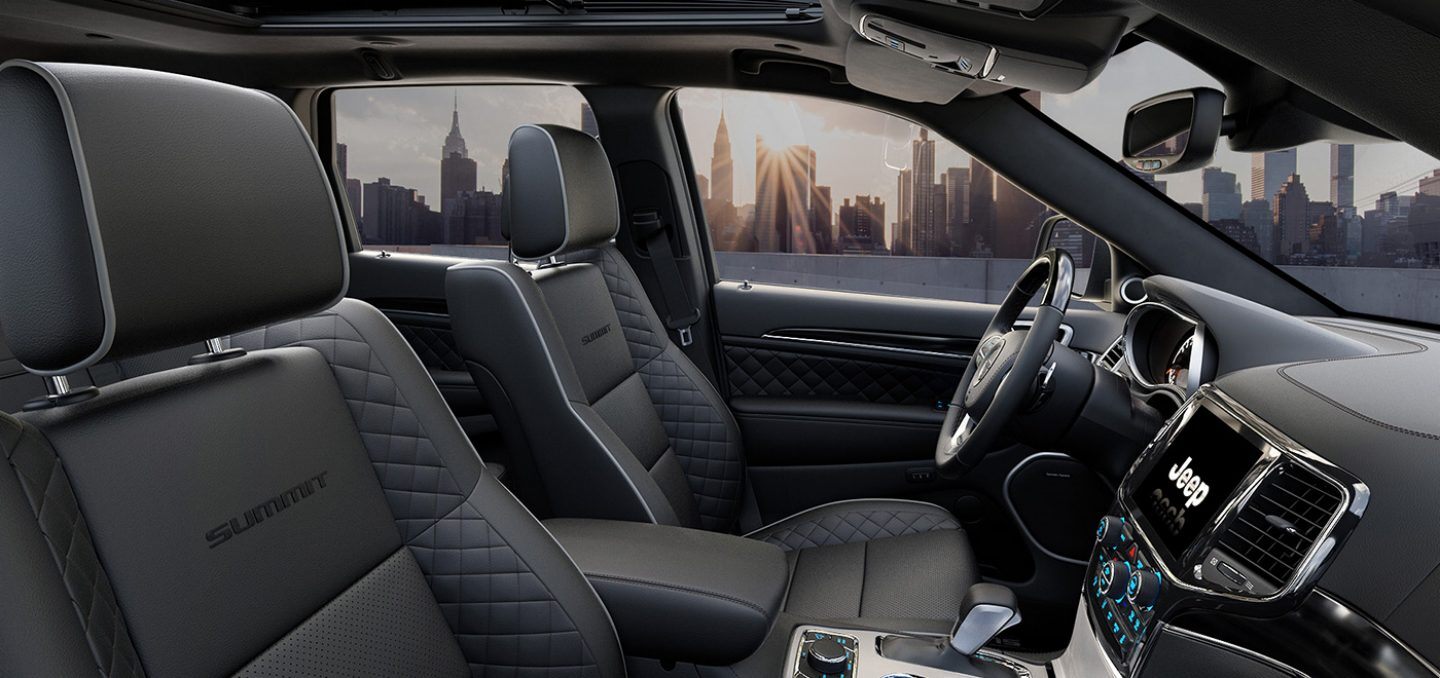 MY21-Grand-Cherokee-Gallery-Interior-Summit-Laguna-Leather-Desktop.jpg.image.1440.jpg