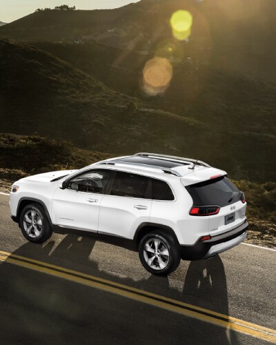 2019-Jeep-Cherokee-Latitude-SUV-L01 (1).jpg Jeep Cherokee in the mountains
