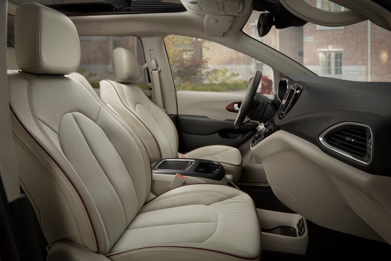 CH017_060PF.JPG 2017 Chrysler Pacifica interior