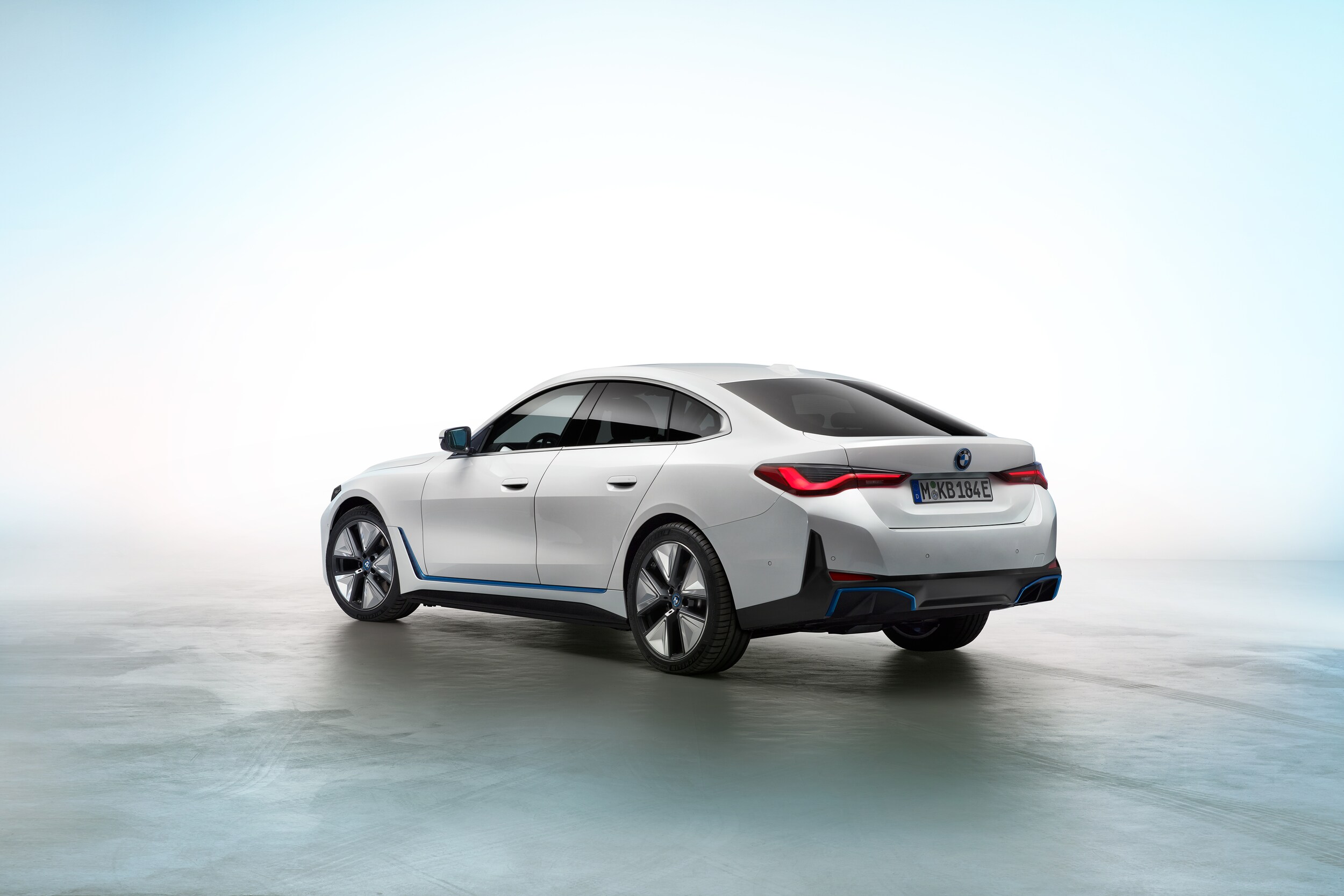 2022-BMW-I4-eDrive40-Sedan-L02.jpg