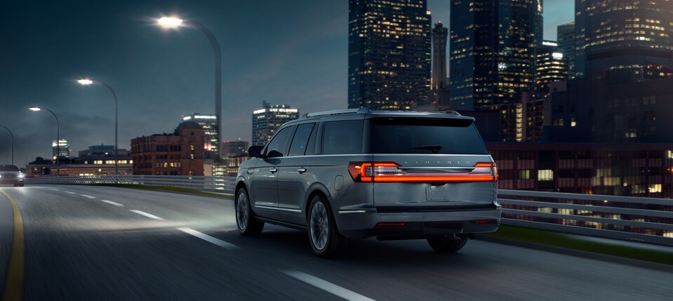 2018-Lincoln-Navigator-Rear.png