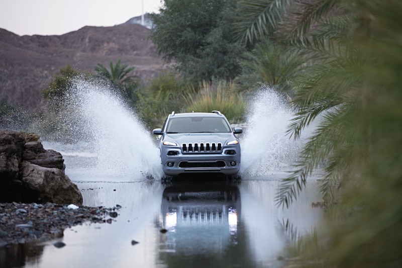 2018-Jeep-Cherokee-Overland-Silver-water.png