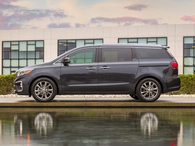 Kia Sedona Side.jpg