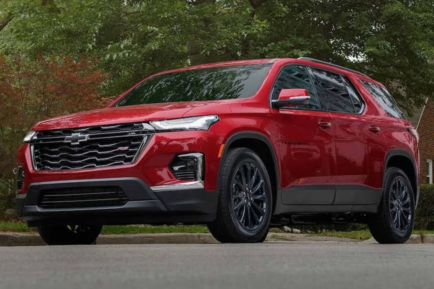 Exterior comparison of the 2023 Chevy Traverse RS SUV
